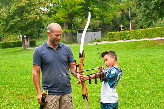 Neue Sportarten  knnen in den Sommerf...Kiefer den Umgang mit Pfeil und Bogen.  | Foto: Sebastian Ehret