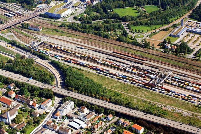 Der Durchstich wrde die Zollfreie Str...n Friedlingen (unten links) verbinden.  | Foto: Erich Meyer