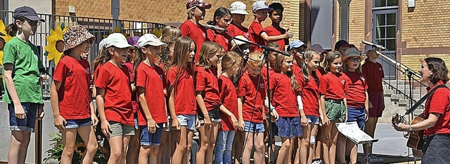 Der Chor der Georg-Monsch-Schule berei...der umgestalteten Bildungseinrichtung.  | Foto: Stadt Offenburg