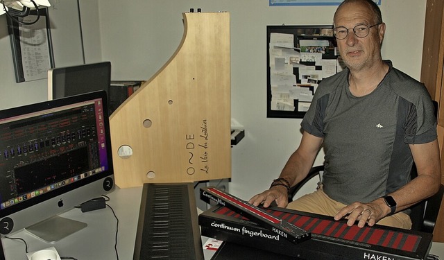 Einen ganzen Schreibtisch voll mit kli...hael Neymeyer in seinem Arbeitszimmer.  | Foto: Karin Stckl-Steinebrunner