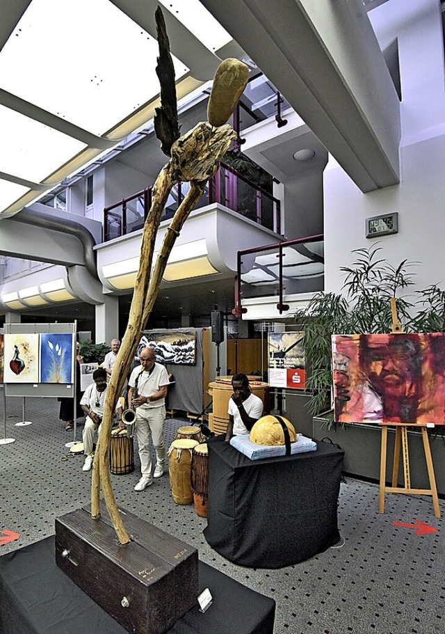Kunst aus Afrika zeigt die Ausstellung zum Festival in der Sparkasse.  | Foto: Markus Zimmermann