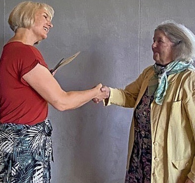 Miriam Bubke (links) ehrt Hildegard He...r 60 Jahre im Turnverein Laufenburg.    | Foto: Lena Bubke
