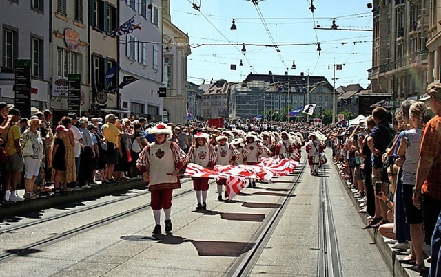 Bei groer Hitze ist der Zeller Fanfar... Tattoo-Parade in Basel mitmarschiert.  | Foto: Fanfarenzug Zell