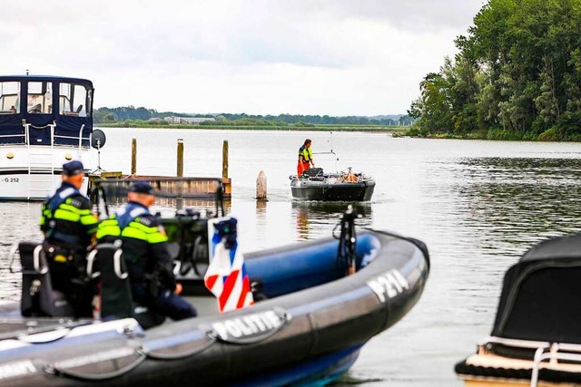 Polizisten und andere Rettungskrfte sind am Freitag vor Ort im Einsatz.  | Foto: News United (dpa)