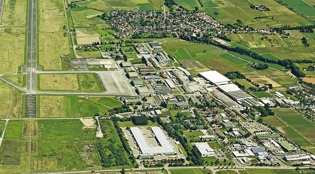 Im Ostareal des Lahrer Flugplatzes  gi...den in den nchsten Jahren abgerissen.  | Foto: Thomas_Hansmann