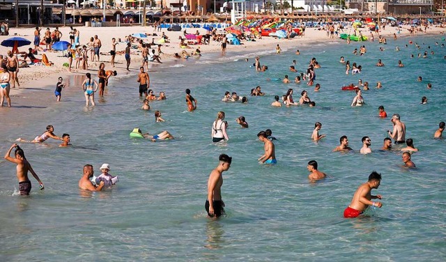 Menschen baden in groer Hitze am Strand bei Magaluf.  | Foto: Clara Margais (dpa)