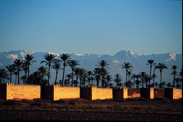 Kontrastreich: Marrakesch, die ehemali...d die weien Gipfel des Atlasgebirges.  | Foto: Fremdenverkehrsamt