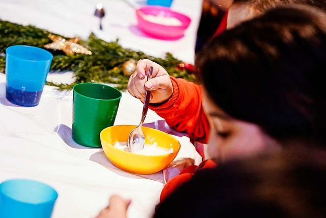 Ein Kind beim Mittagessen in der Mannheimer Kindervesperkirche.  | Foto: Uwe Anspach (dpa)