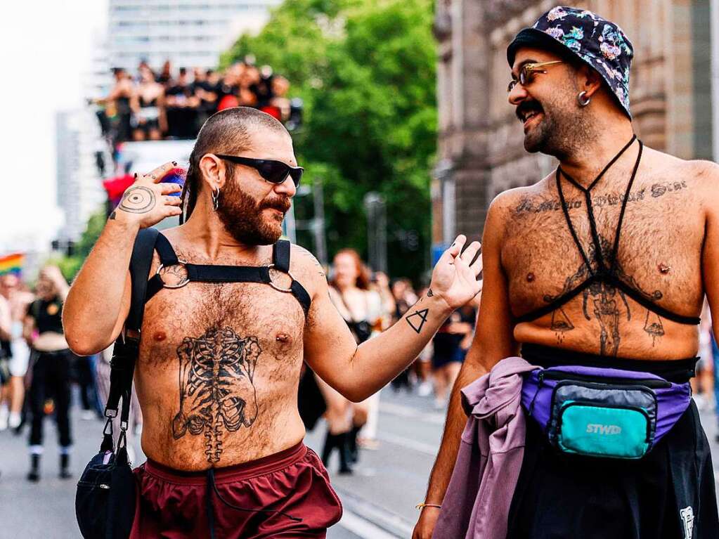 CSD in Berlin: Das diesjhrige Motto des Umzugs fr die Rechte von Lesben, Schwulen, Bisexuellen, Transgender, Intersexuellen und queeren Menschen lautet United in Love! Gegen Hass, Krieg und Diskriminierung.