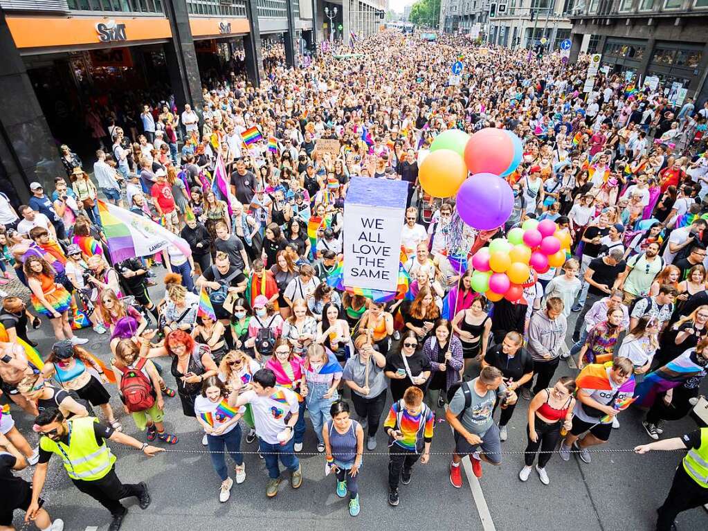 CSD in Berlin: Das diesjhrige Motto des Umzugs fr die Rechte von Lesben, Schwulen, Bisexuellen, Transgender, Intersexuellen und queeren Menschen lautet United in Love! Gegen Hass, Krieg und Diskriminierung.