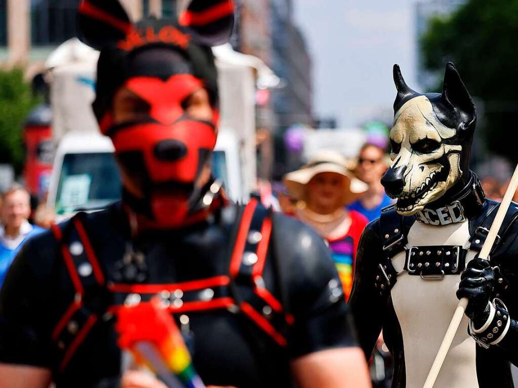 CSD in Berlin: Das diesjhrige Motto des Umzugs fr die Rechte von Lesben, Schwulen, Bisexuellen, Transgender, Intersexuellen und queeren Menschen lautet United in Love! Gegen Hass, Krieg und Diskriminierung.