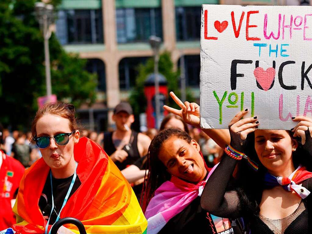 CSD in Berlin: Das diesjhrige Motto des Umzugs fr die Rechte von Lesben, Schwulen, Bisexuellen, Transgender, Intersexuellen und queeren Menschen lautet United in Love! Gegen Hass, Krieg und Diskriminierung.