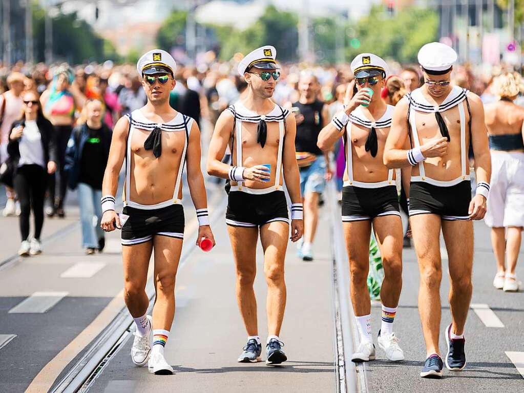 CSD in Berlin: Das diesjhrige Motto des Umzugs fr die Rechte von Lesben, Schwulen, Bisexuellen, Transgender, Intersexuellen und queeren Menschen lautet United in Love! Gegen Hass, Krieg und Diskriminierung.