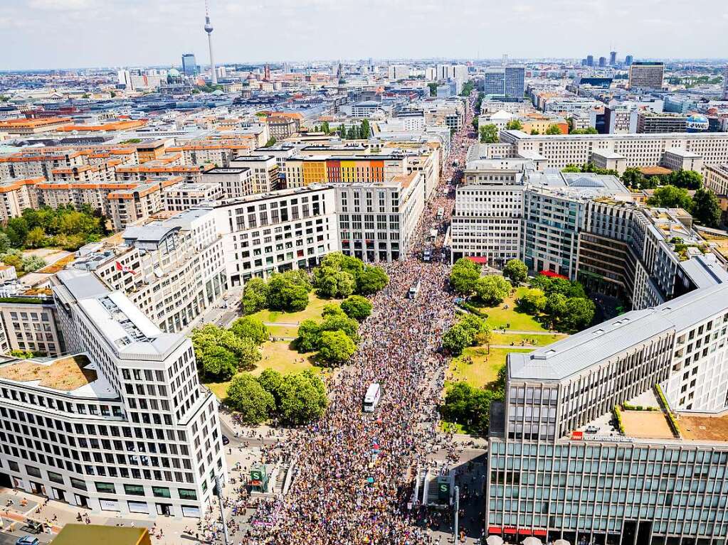 CSD in Berlin: Das diesjhrige Motto des Umzugs fr die Rechte von Lesben, Schwulen, Bisexuellen, Transgender, Intersexuellen und queeren Menschen lautet United in Love! Gegen Hass, Krieg und Diskriminierung.