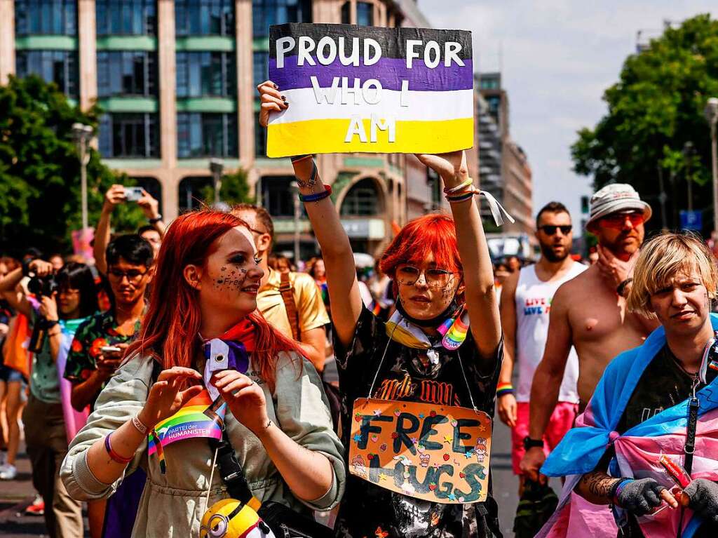 CSD in Berlin: Das diesjhrige Motto des Umzugs fr die Rechte von Lesben, Schwulen, Bisexuellen, Transgender, Intersexuellen und queeren Menschen lautet United in Love! Gegen Hass, Krieg und Diskriminierung.