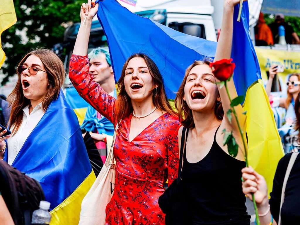 CSD in Berlin: Das diesjhrige Motto des Umzugs fr die Rechte von Lesben, Schwulen, Bisexuellen, Transgender, Intersexuellen und queeren Menschen lautet United in Love! Gegen Hass, Krieg und Diskriminierung.