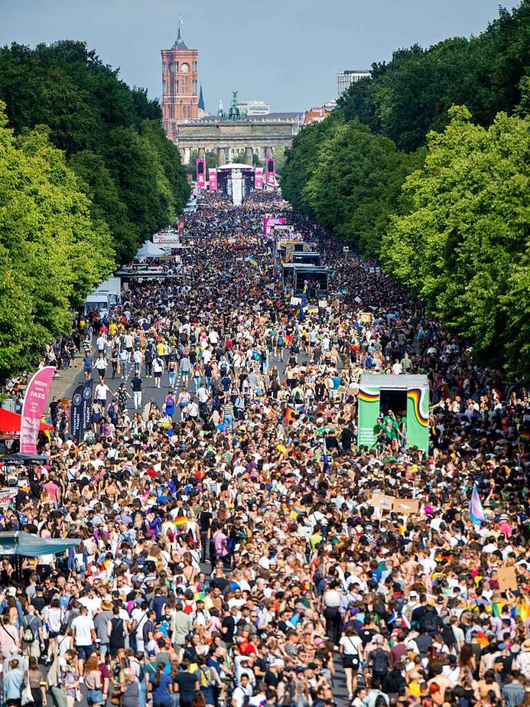 CSD in Berlin: Das diesjhrige Motto des Umzugs fr die Rechte von Lesben, Schwulen, Bisexuellen, Transgender, Intersexuellen und queeren Menschen lautet United in Love! Gegen Hass, Krieg und Diskriminierung.