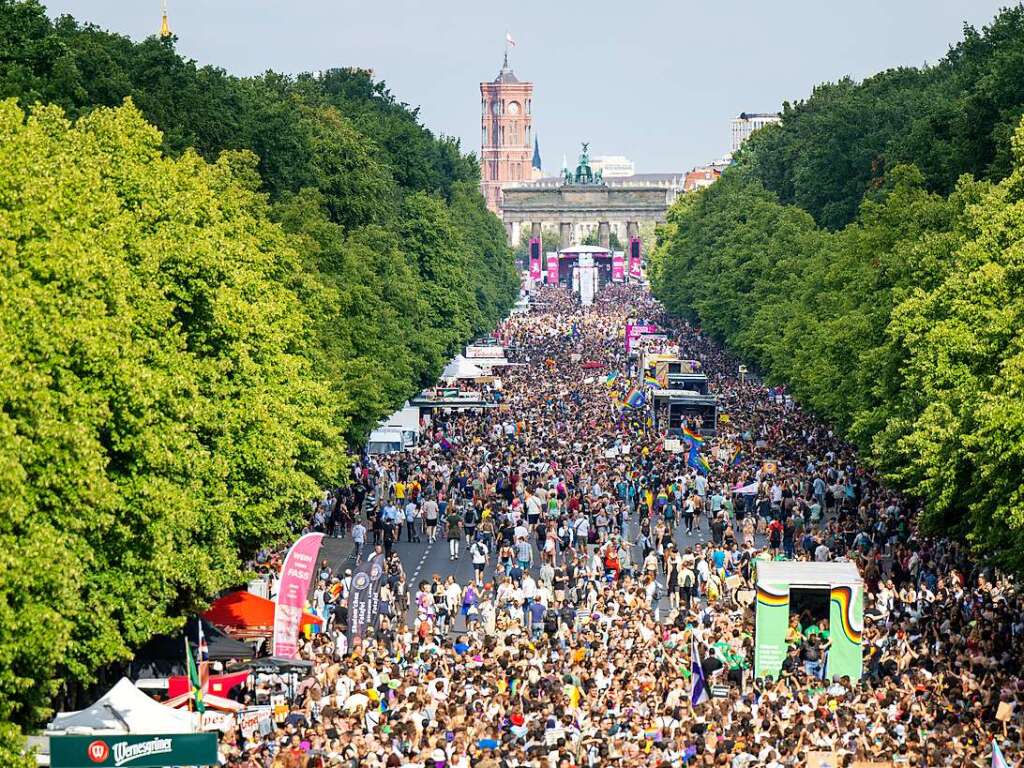 CSD in Berlin: Das diesjhrige Motto des Umzugs fr die Rechte von Lesben, Schwulen, Bisexuellen, Transgender, Intersexuellen und queeren Menschen lautet United in Love! Gegen Hass, Krieg und Diskriminierung.