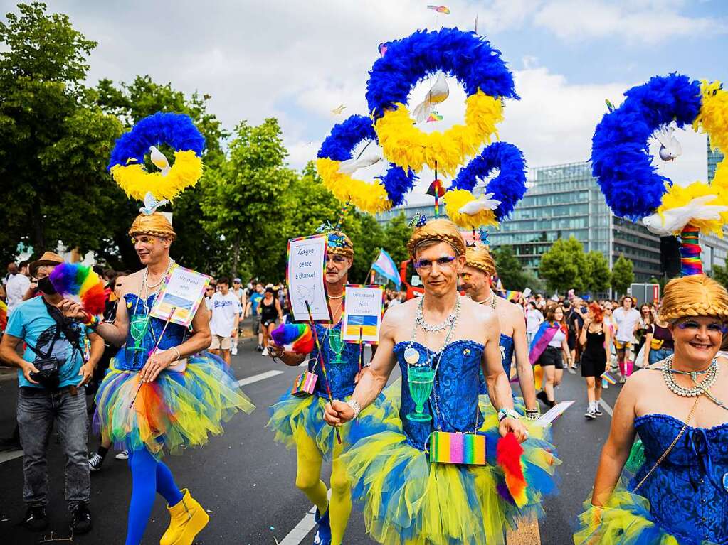 CSD in Berlin: Das diesjhrige Motto des Umzugs fr die Rechte von Lesben, Schwulen, Bisexuellen, Transgender, Intersexuellen und queeren Menschen lautet United in Love! Gegen Hass, Krieg und Diskriminierung.