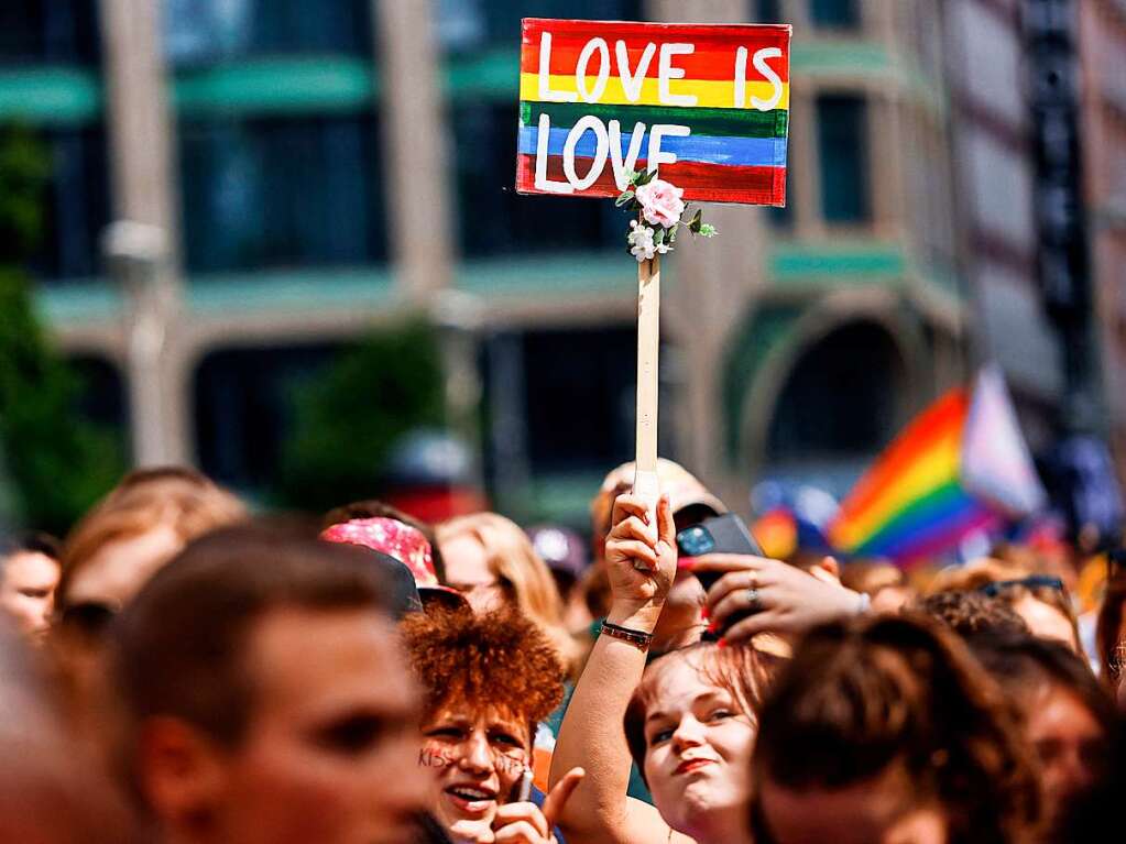 CSD in Berlin: Das diesjhrige Motto des Umzugs fr die Rechte von Lesben, Schwulen, Bisexuellen, Transgender, Intersexuellen und queeren Menschen lautet United in Love! Gegen Hass, Krieg und Diskriminierung.