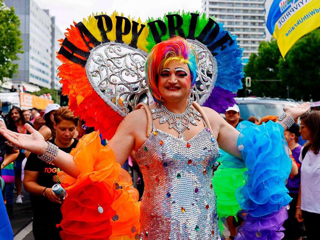 CSD in Berlin: Das diesjhrige Motto des Umzugs fr die Rechte von Lesben, Schwulen, Bisexuellen, Transgender, Intersexuellen und queeren Menschen lautet United in Love! Gegen Hass, Krieg und Diskriminierung.