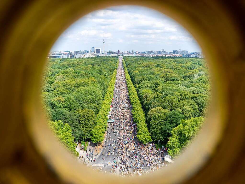 CSD in Berlin: Das diesjhrige Motto des Umzugs fr die Rechte von Lesben, Schwulen, Bisexuellen, Transgender, Intersexuellen und queeren Menschen lautet United in Love! Gegen Hass, Krieg und Diskriminierung.