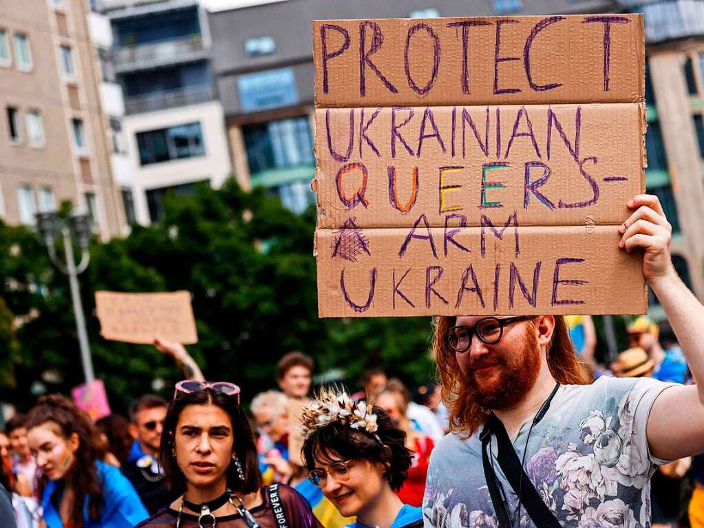 CSD in Berlin: Das diesjhrige Motto des Umzugs fr die Rechte von Lesben, Schwulen, Bisexuellen, Transgender, Intersexuellen und queeren Menschen lautet United in Love! Gegen Hass, Krieg und Diskriminierung.