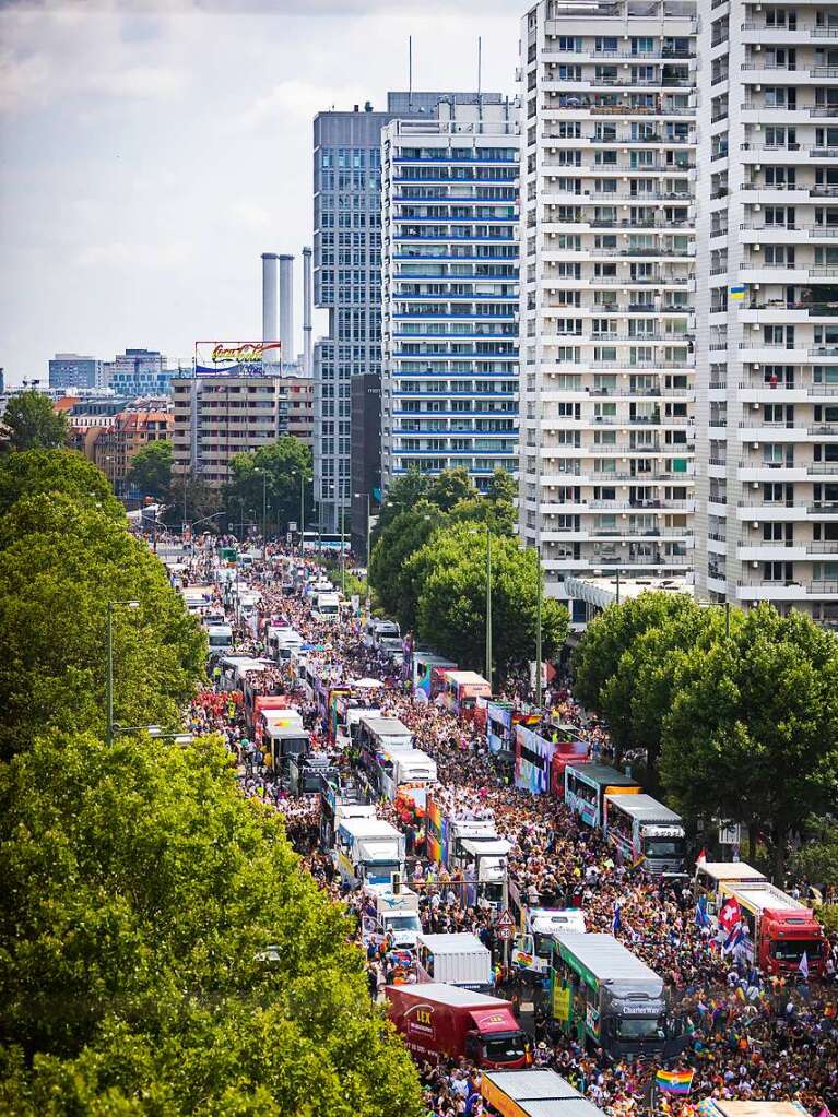 CSD in Berlin: Das diesjhrige Motto des Umzugs fr die Rechte von Lesben, Schwulen, Bisexuellen, Transgender, Intersexuellen und queeren Menschen lautet United in Love! Gegen Hass, Krieg und Diskriminierung.