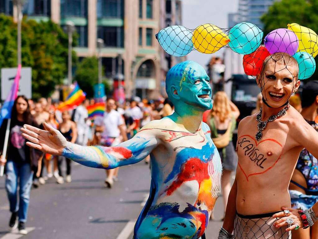 CSD in Berlin: Das diesjhrige Motto des Umzugs fr die Rechte von Lesben, Schwulen, Bisexuellen, Transgender, Intersexuellen und queeren Menschen lautet United in Love! Gegen Hass, Krieg und Diskriminierung.