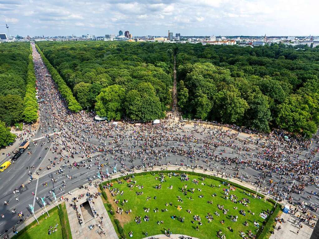 CSD in Berlin: Das diesjhrige Motto des Umzugs fr die Rechte von Lesben, Schwulen, Bisexuellen, Transgender, Intersexuellen und queeren Menschen lautet United in Love! Gegen Hass, Krieg und Diskriminierung.