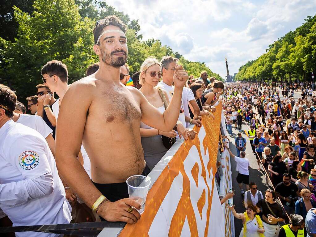 CSD in Berlin: Das diesjhrige Motto des Umzugs fr die Rechte von Lesben, Schwulen, Bisexuellen, Transgender, Intersexuellen und queeren Menschen lautet United in Love! Gegen Hass, Krieg und Diskriminierung.