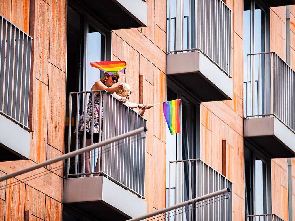 CSD in Berlin: Das diesjhrige Motto des Umzugs fr die Rechte von Lesben, Schwulen, Bisexuellen, Transgender, Intersexuellen und queeren Menschen lautet United in Love! Gegen Hass, Krieg und Diskriminierung.