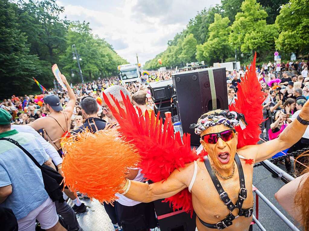 CSD in Berlin: Das diesjhrige Motto des Umzugs fr die Rechte von Lesben, Schwulen, Bisexuellen, Transgender, Intersexuellen und queeren Menschen lautet United in Love! Gegen Hass, Krieg und Diskriminierung.