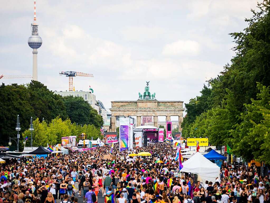 CSD in Berlin: Das diesjhrige Motto des Umzugs fr die Rechte von Lesben, Schwulen, Bisexuellen, Transgender, Intersexuellen und queeren Menschen lautet United in Love! Gegen Hass, Krieg und Diskriminierung.