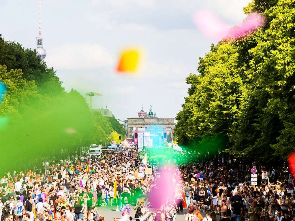 CSD in Berlin: Das diesjhrige Motto des Umzugs fr die Rechte von Lesben, Schwulen, Bisexuellen, Transgender, Intersexuellen und queeren Menschen lautet United in Love! Gegen Hass, Krieg und Diskriminierung.