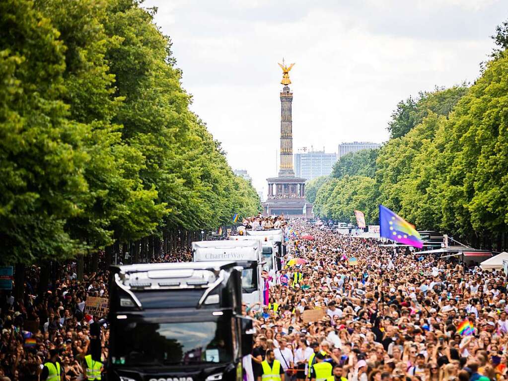 CSD in Berlin: Das diesjhrige Motto des Umzugs fr die Rechte von Lesben, Schwulen, Bisexuellen, Transgender, Intersexuellen und queeren Menschen lautet United in Love! Gegen Hass, Krieg und Diskriminierung.