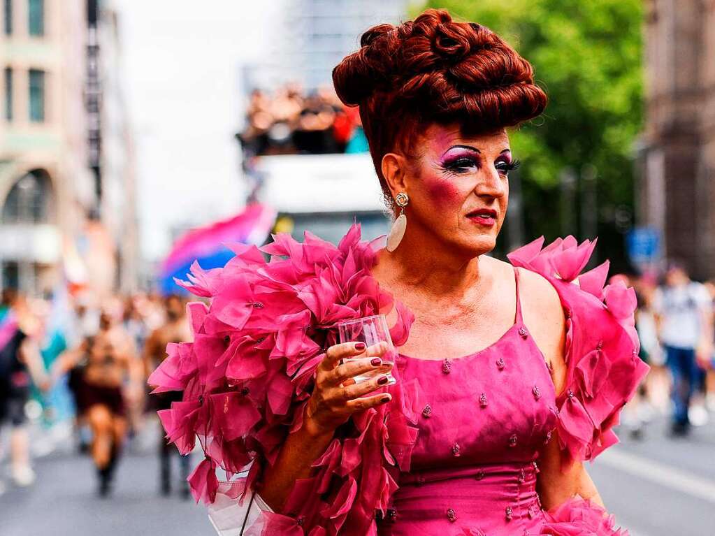 CSD in Berlin: Das diesjhrige Motto des Umzugs fr die Rechte von Lesben, Schwulen, Bisexuellen, Transgender, Intersexuellen und queeren Menschen lautet United in Love! Gegen Hass, Krieg und Diskriminierung.