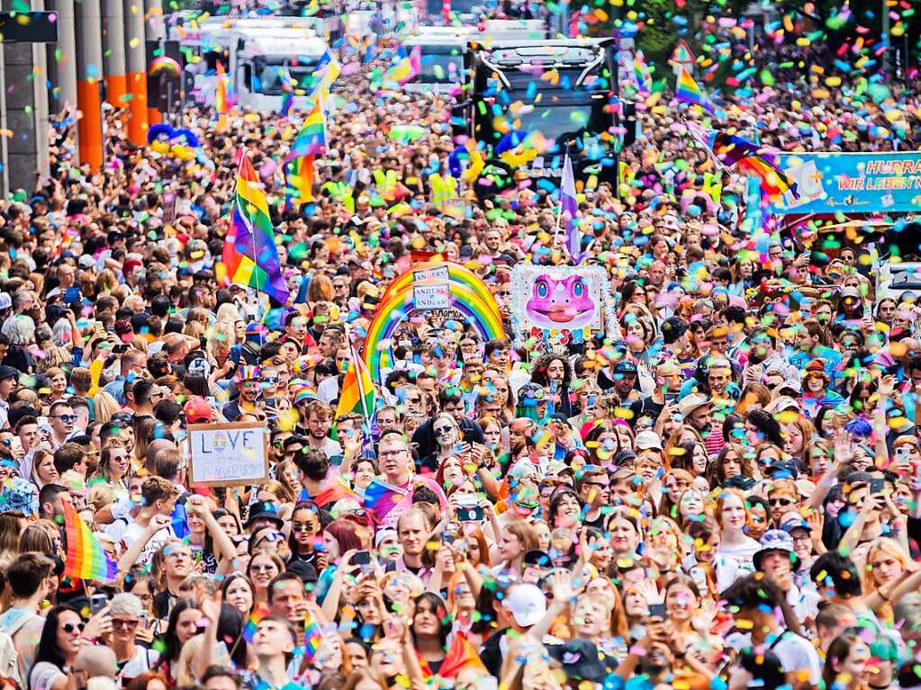 CSD in Berlin: Das diesjhrige Motto des Umzugs fr die Rechte von Lesben, Schwulen, Bisexuellen, Transgender, Intersexuellen und queeren Menschen lautet United in Love! Gegen Hass, Krieg und Diskriminierung.