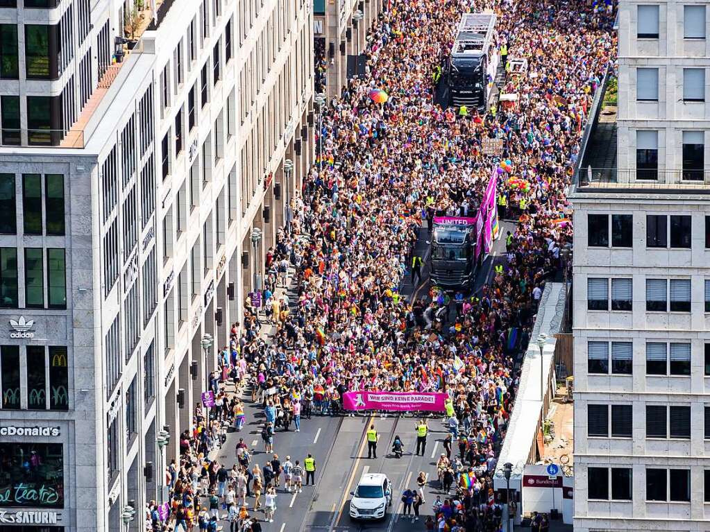 CSD in Berlin: Das diesjhrige Motto des Umzugs fr die Rechte von Lesben, Schwulen, Bisexuellen, Transgender, Intersexuellen und queeren Menschen lautet United in Love! Gegen Hass, Krieg und Diskriminierung.