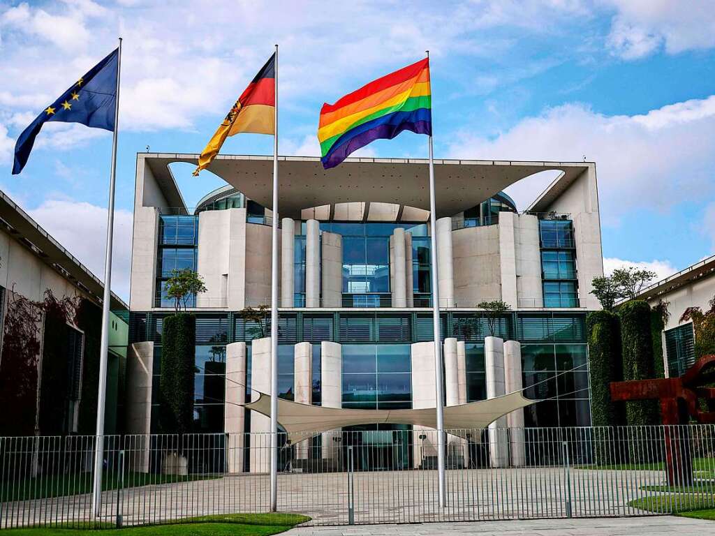 CSD in Berlin: Das diesjhrige Motto des Umzugs fr die Rechte von Lesben, Schwulen, Bisexuellen, Transgender, Intersexuellen und queeren Menschen lautet United in Love! Gegen Hass, Krieg und Diskriminierung.