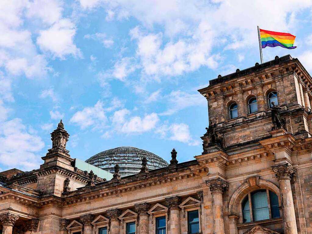 CSD in Berlin: Das diesjhrige Motto des Umzugs fr die Rechte von Lesben, Schwulen, Bisexuellen, Transgender, Intersexuellen und queeren Menschen lautet United in Love! Gegen Hass, Krieg und Diskriminierung.