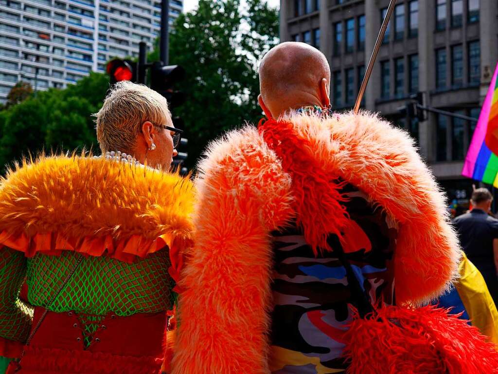 CSD in Berlin: Das diesjhrige Motto des Umzugs fr die Rechte von Lesben, Schwulen, Bisexuellen, Transgender, Intersexuellen und queeren Menschen lautet United in Love! Gegen Hass, Krieg und Diskriminierung.