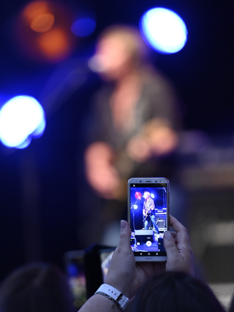 Riesenstimmung verbreitete beim zweiten Open Air im Kurpark Bad Krozingen Chris Norman mit seiner Band. Vor allem seine Smokie-Hits kamen bei den gut 1000 Fans gut an. Und die 