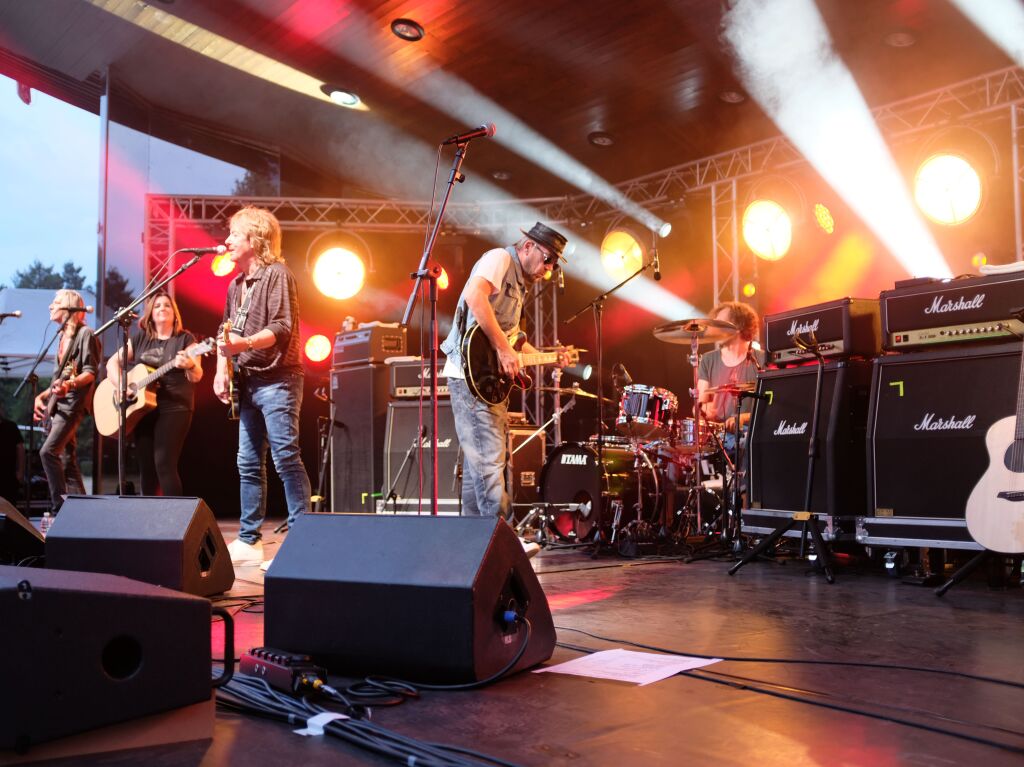 Riesenstimmung verbreitete beim zweiten Open Air im Kurpark Bad Krozingen Chris Norman mit seiner Band. Vor allem seine Smokie-Hits kamen bei den gut 1000 Fans gut an. Und die 