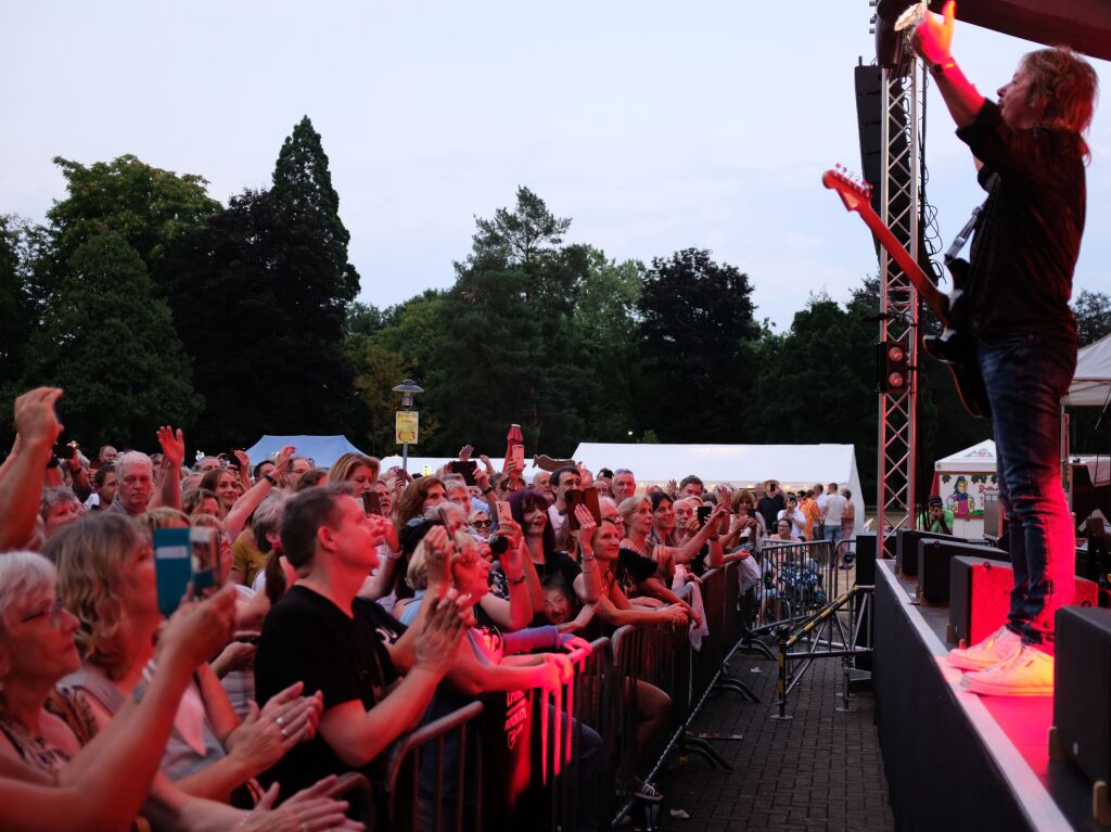 Riesenstimmung verbreitete beim zweiten Open Air im Kurpark Bad Krozingen Chris Norman mit seiner Band. Vor allem seine Smokie-Hits kamen bei den gut 1000 Fans gut an. Und die 