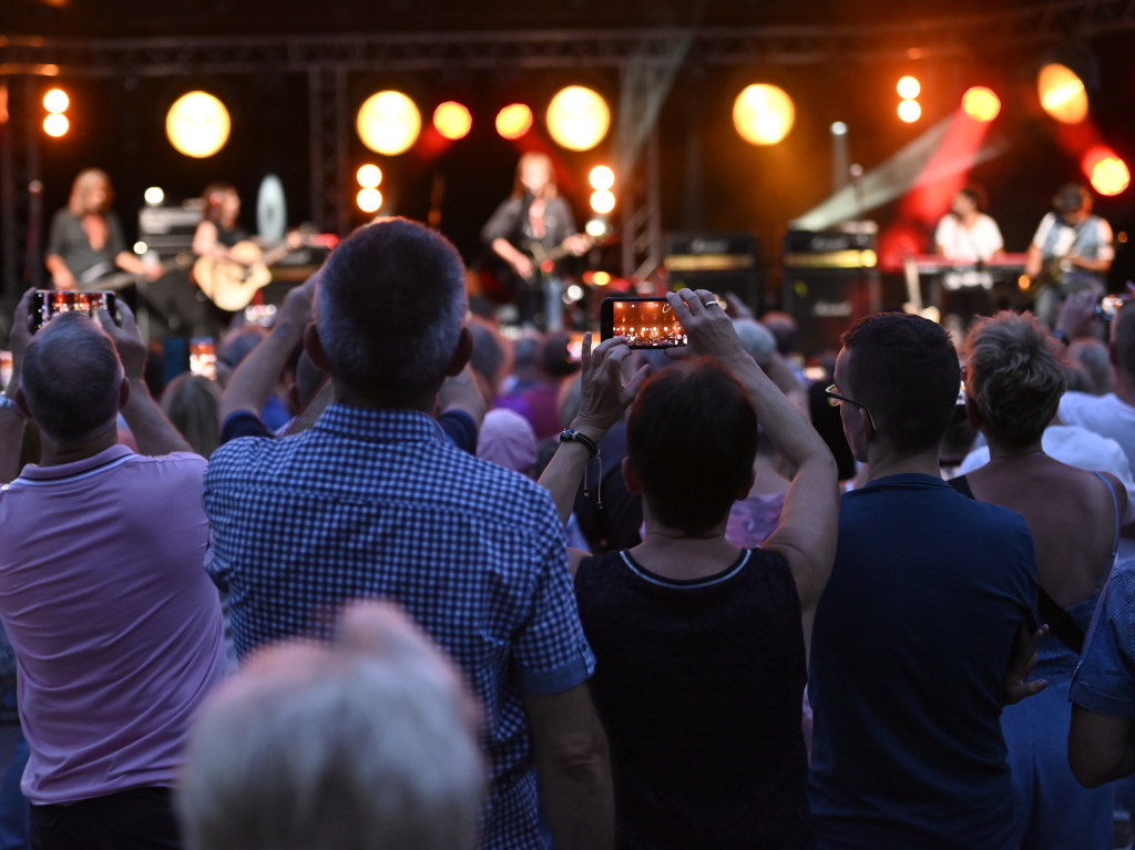 Riesenstimmung verbreitete beim zweiten Open Air im Kurpark Bad Krozingen Chris Norman mit seiner Band. Vor allem seine Smokie-Hits kamen bei den gut 1000 Fans gut an. Und die Riesenstimmung verbreitete beim zweiten Open Air im Kurpark Bad Krozingen Chris Norman mit seiner Band. Vor allem seine Smokie-Hits kamen bei den gut 1000 Fans gut an. Und die