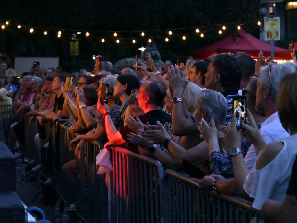 Riesenstimmung verbreitete beim zweiten Open Air im Kurpark Bad Krozingen Chris Norman mit seiner Band. Vor allem seine Smokie-Hits kamen bei den gut 1000 Fans gut an. Und die 