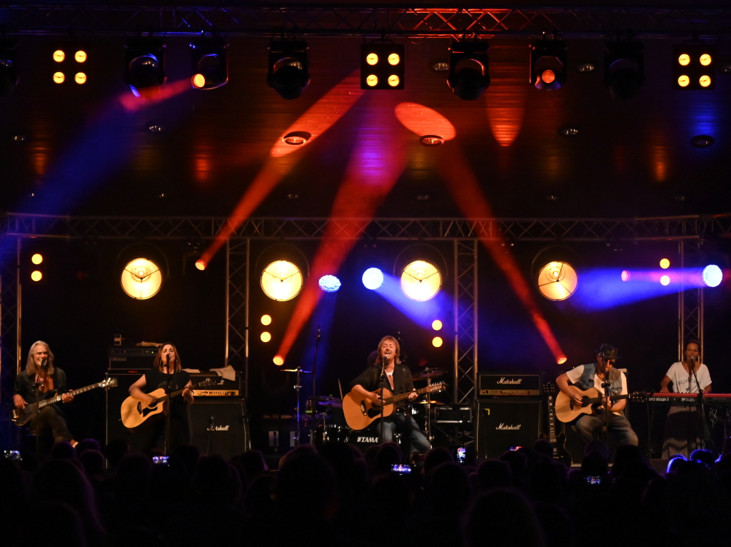 Riesenstimmung verbreitete beim zweiten Open Air im Kurpark Bad Krozingen Chris Norman mit seiner Band. Vor allem seine Smokie-Hits kamen bei den gut 1000 Fans gut an. Und die 