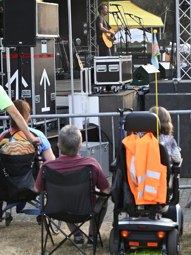 Riesenstimmung verbreitete beim zweiten Open Air im Kurpark Bad Krozingen Chris Norman mit seiner Band. Vor allem seine Smokie-Hits kamen bei den gut 1000 Fans gut an. Und die 