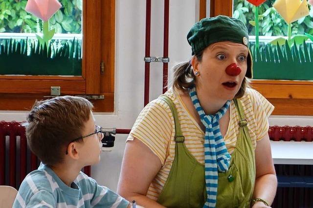 Ein Clown verbreitet an der Sprachheilschule Hausen Zuversicht